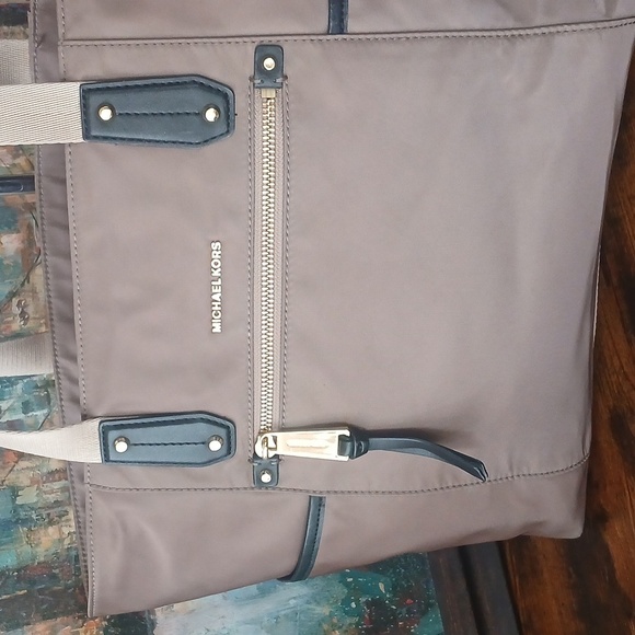 โ๏ธ LIKE NEW!! TRAVEL Michael Kors Tan Polly Nylon Light BrownShimmer HUGE DUFFLE - Picture 3 of 17